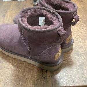 Ugg Women’s shirt boots, size 8.